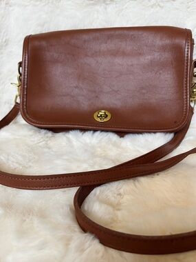 VINTAGE COACH Classic Brown Leather Crossbody Bag - Turnlock Closure